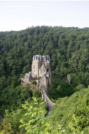 Burg Eltz 2012: Imposanter Anblick der Burg mit neu gedeckten Schieferdächern.