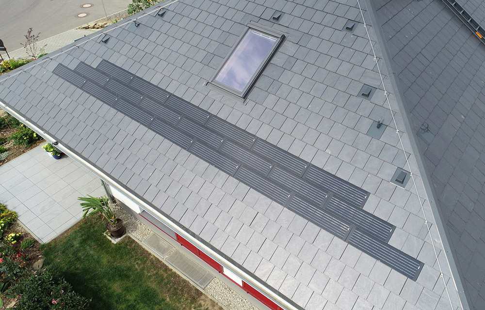 Megatrend „Nachhaltiges Bauen“ – umweltverträgliche Materialien und schicke Solarsysteme, die sich ins Dach integrieren lassen (Bildquelle: Rathscheck Schiefer)