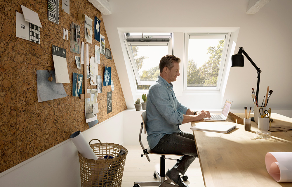 Arbeiten im Eigenheim: Das Home Office wird beim Neubau heutzutage gleich mit eingeplant (Bildquelle: Velux Deutschland)