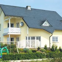 Mehrfamilienhaus mit Schieferdach